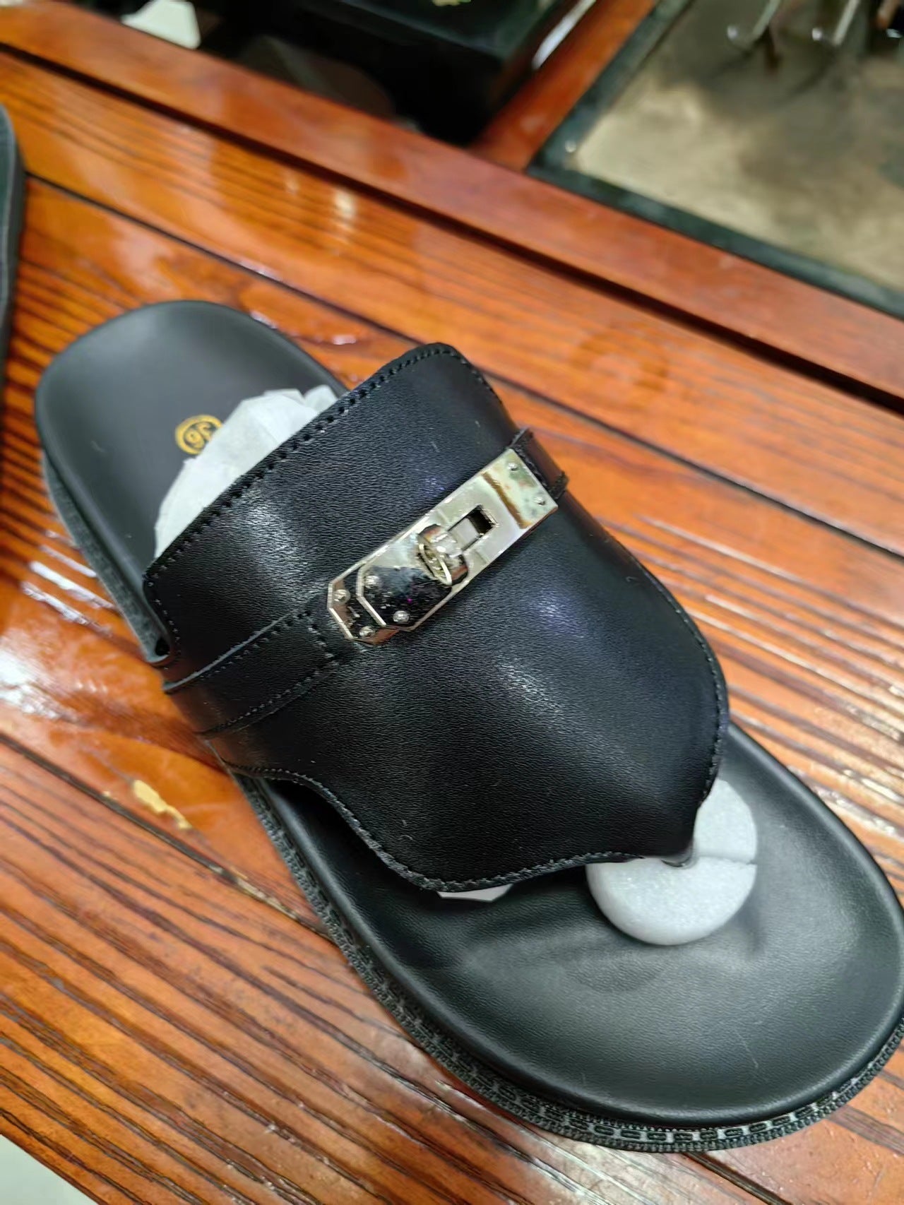 Su Yinyin's Same Classic Style with a Double Buckle, Thick-Soled, Flip-Flop Casual Thong Sandals for Women, Suitable for Summer Outdoor Wear